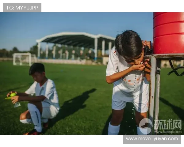 足球球星与孩子们的温馨互动瞬间：爱与梦想的传递与共鸣